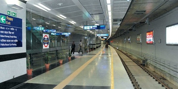 underground_metro_rail_corridor_at_rajiv_chowk_station,_new_delhi.